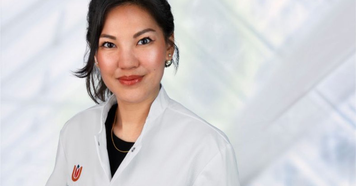 Qattiq porno videolarni tomosha qilish, oyoq osti qilish, oyoq osti qilish, guruh oyoqlarini oyoq os